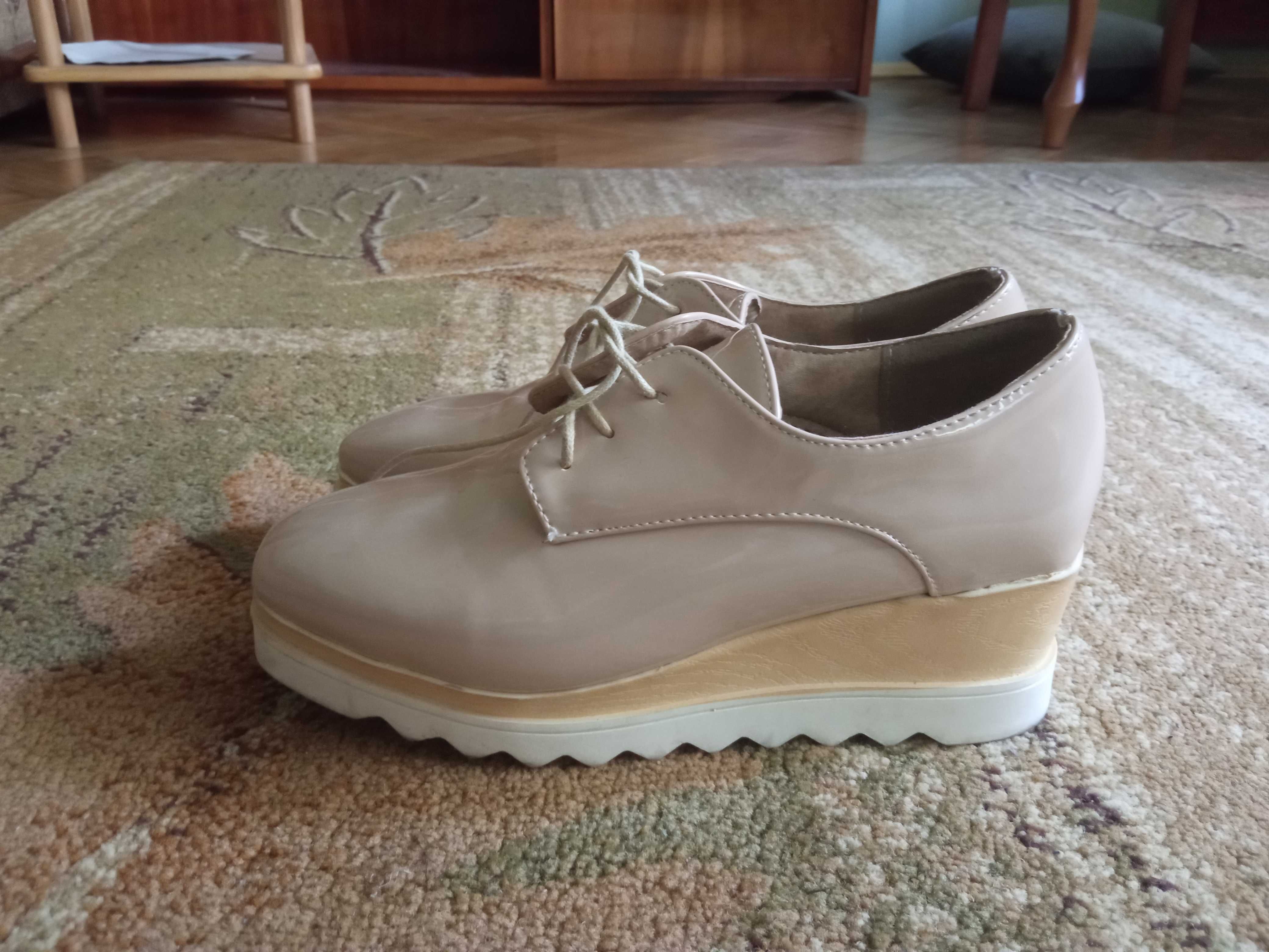 Buty na koturnie, kolor nude, cieliste, kwadratowy nosek modne r.38/39