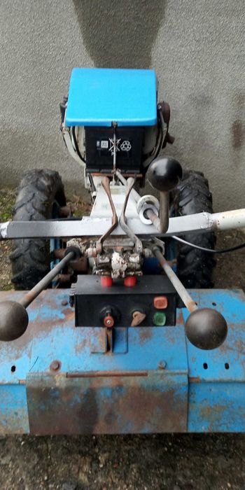 Trator motocultivador e fresa