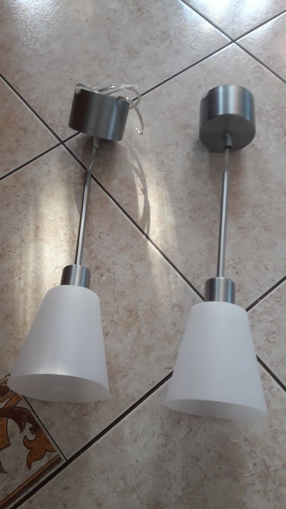 Biała lampa pokojowa