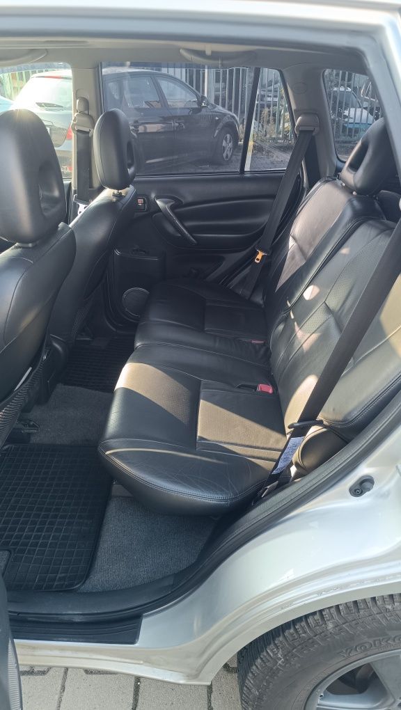 Doposażona Toyota RAV4 II 2.0 D4D