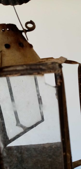 Fuso de fiar, roldana de  madeira, lampião, balança