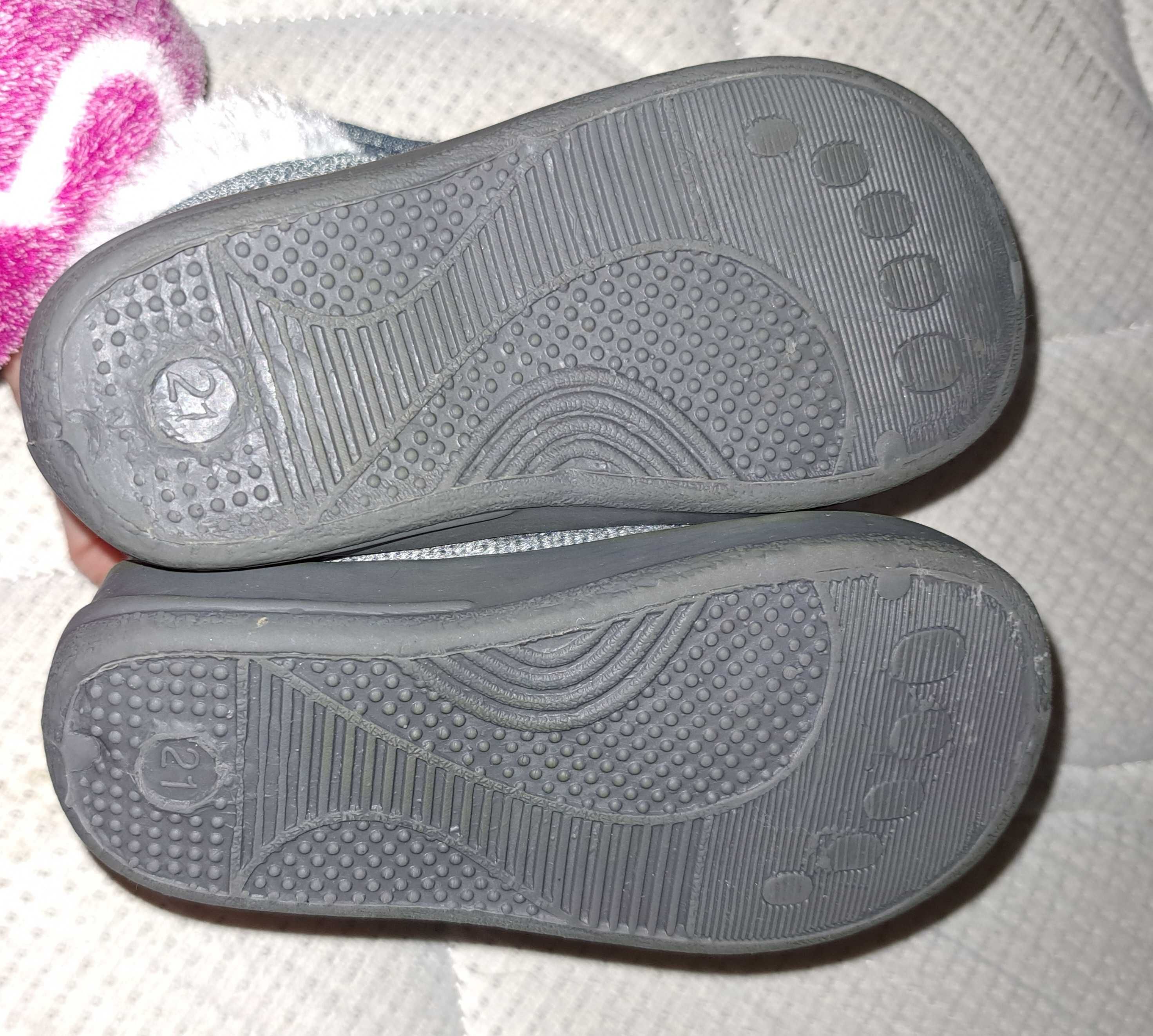 Pantufa cinza usada tamanho 21