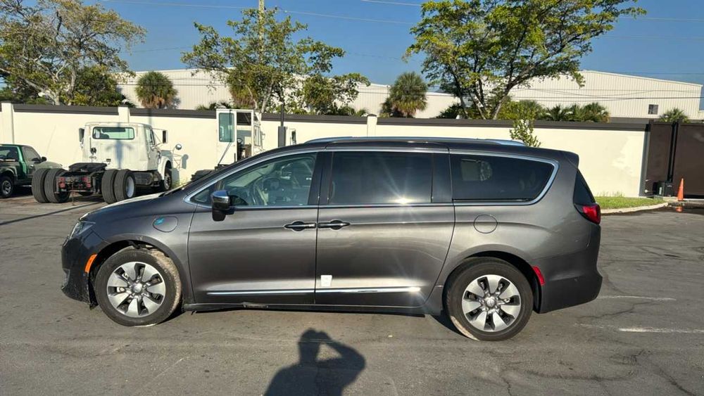 Chrysler Pacifica klapa kolor PAU stan idealny do zalozenia Wwa