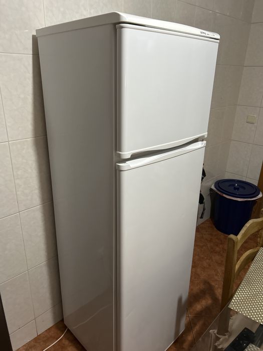Geladeira  usada , mas finciona maravilhosamente .
