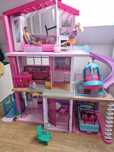 Sprzedam Barbie Dream House wraz z akcesoriami. Stan bardzo dobry.