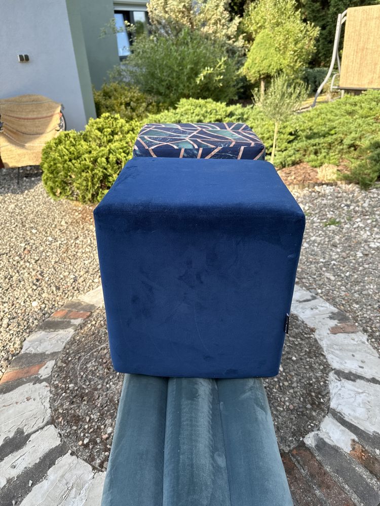 Dwie Pufy welurowe wielokolorowy i granatowy