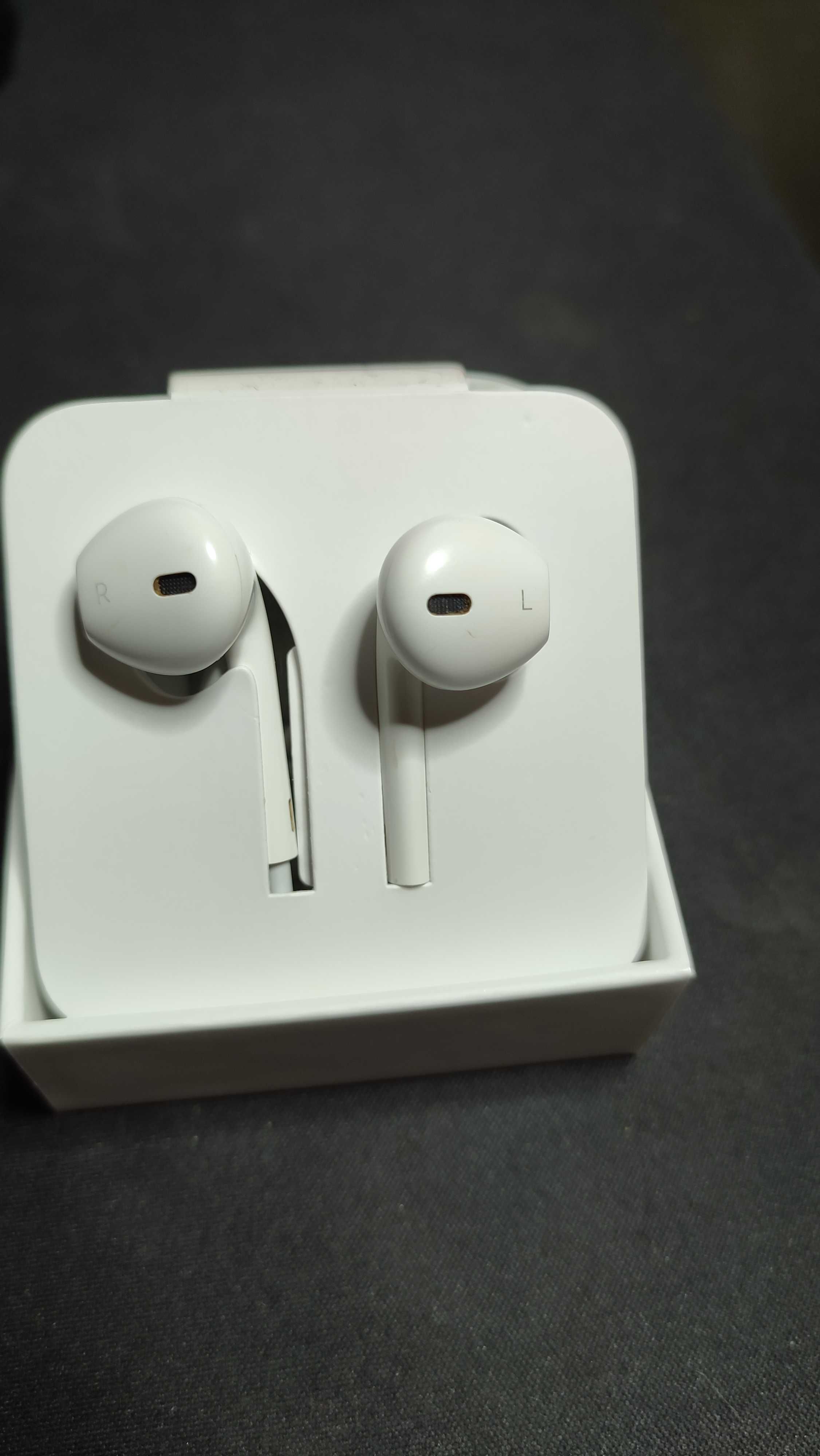 Продам наушники  фирменные 
из Германии  EarPods Lightning
