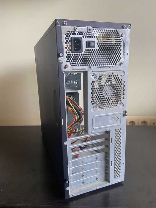 Компютерний корпус з блоком живлення 450W.