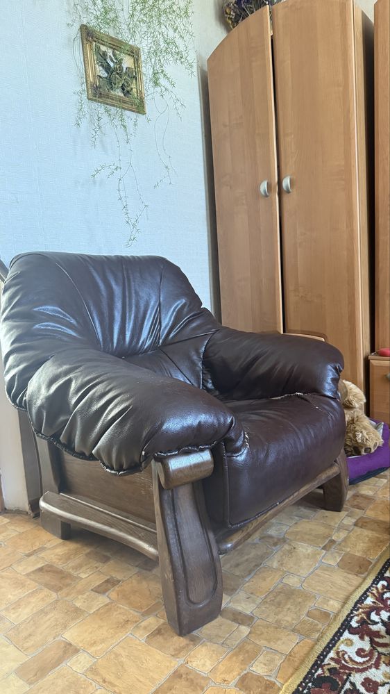 Продам диван та два крісла ( дубові каркаси)