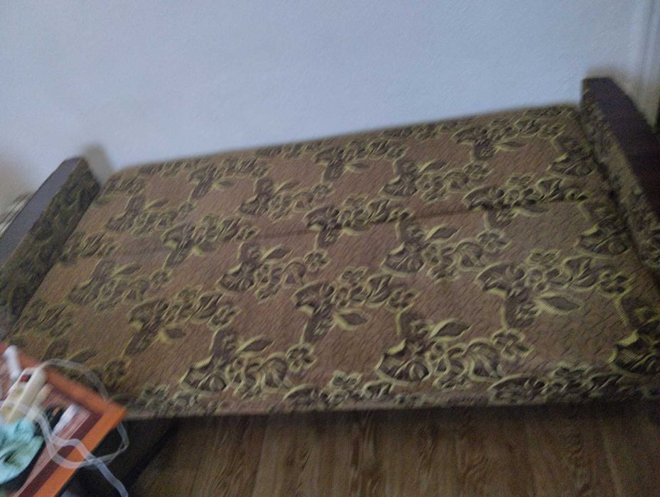 Продам зеленый б.у диван  пружинный блок с нишей   сп/место 190"110