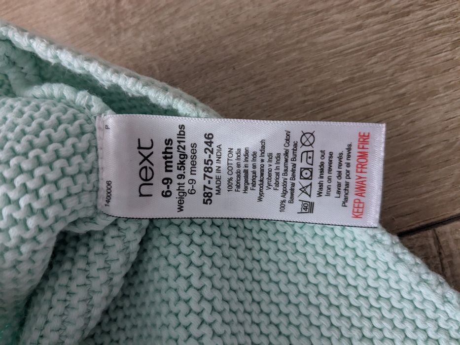 Miętowy sweterek pleciony na guziki marki Next r. 68/74