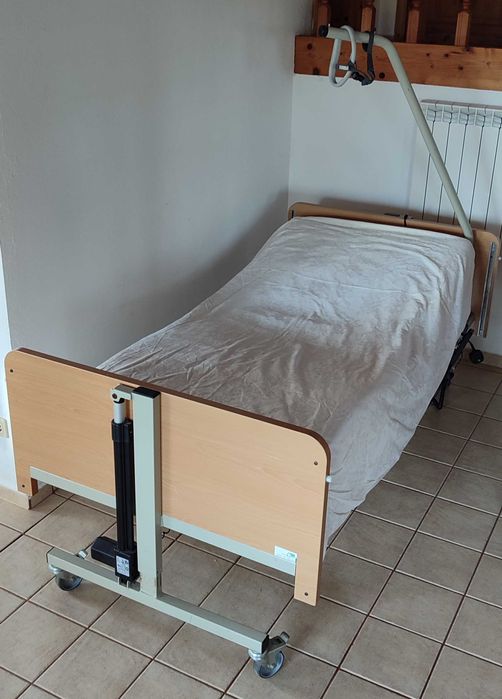 Cama hospitalar com ajuste elétrico de altura e inclinação