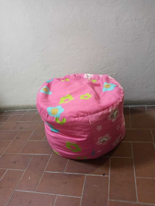 Puf de criança com imagens da Hello Kitty