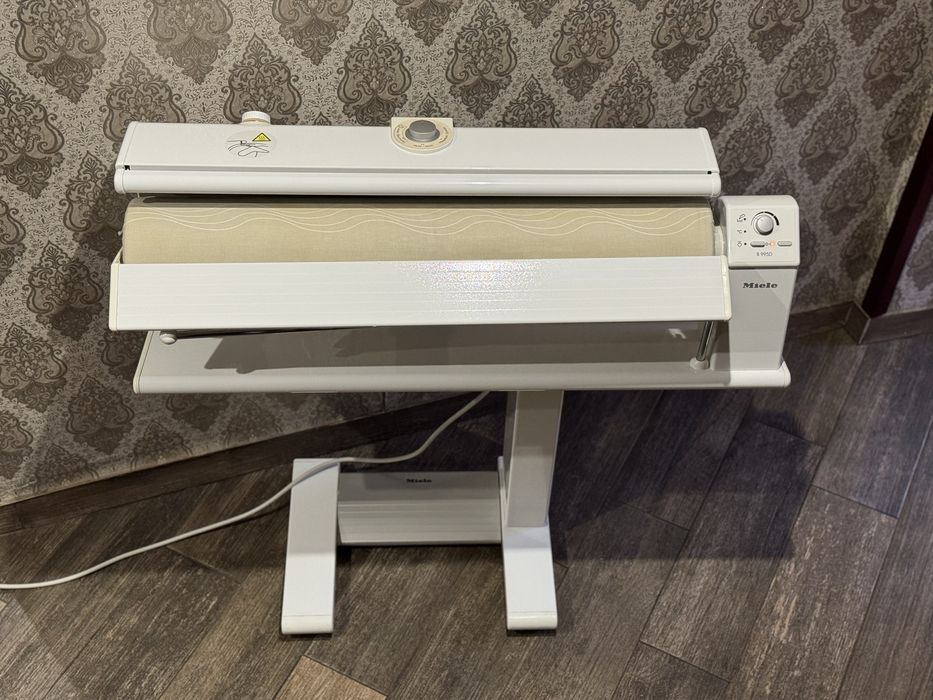 Miele 995D – професійний прасувальний каток.
