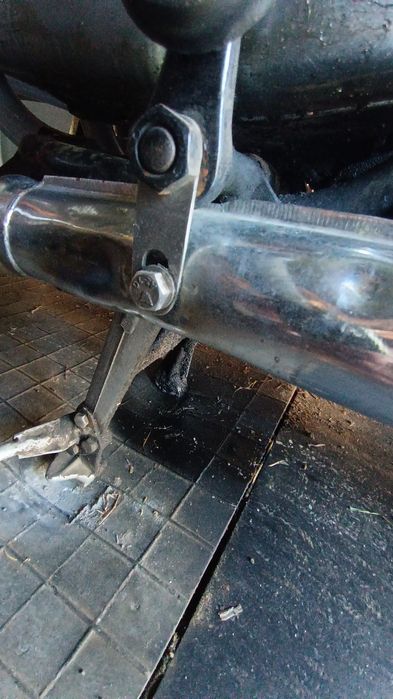 Чезет . Кріплення вихлопної труби. Передне(переднее)