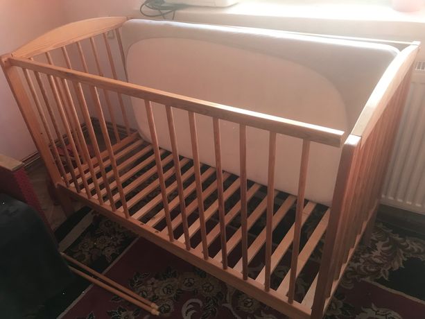 Drewniane łóżeczko z materacem