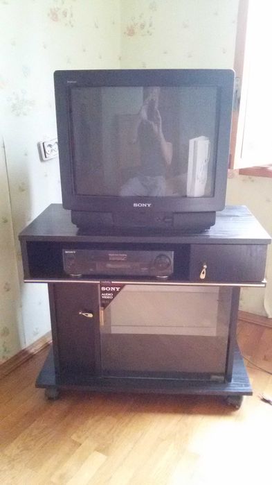 продам телевизор и видио магнитофон фирмы Sony советского периода .