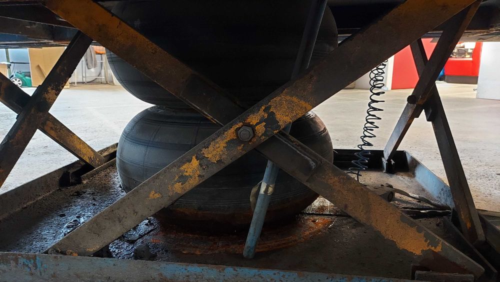 Podnośnik nożycowy lakierniczy HERKULES 2500 kg