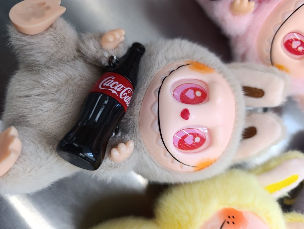 Лабубу з кока кола Labubu coca cola лабуба тренд New
