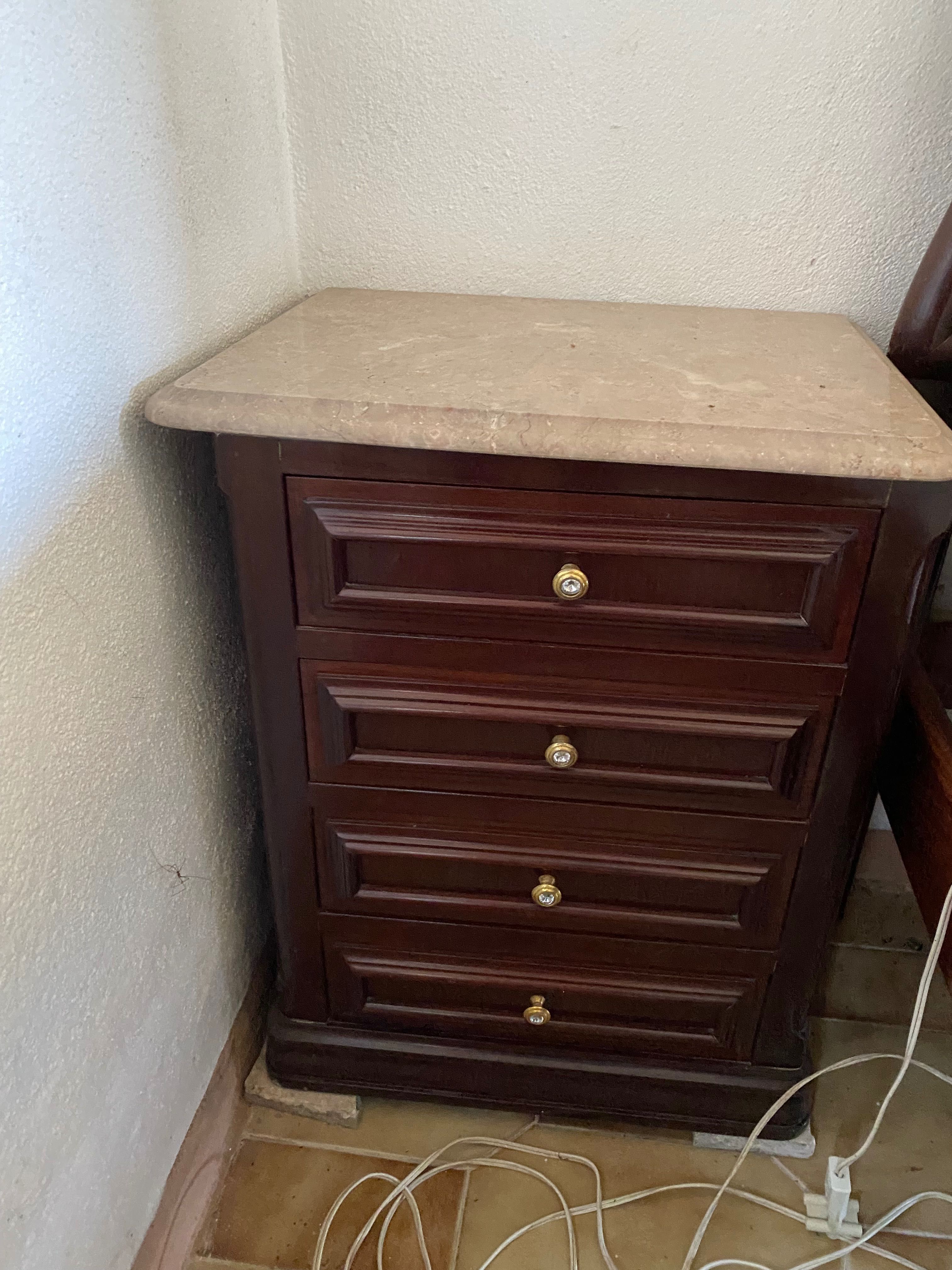 Mobília de quarto de casal em mogno, com estrado articulado