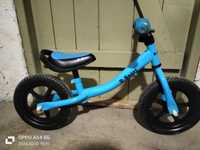 Niebieski rowerek biegowy