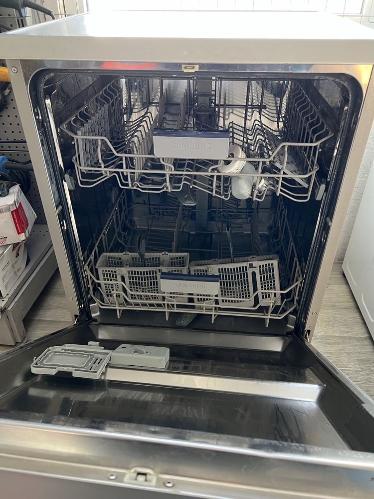 Посудомоечная машина Samsung.