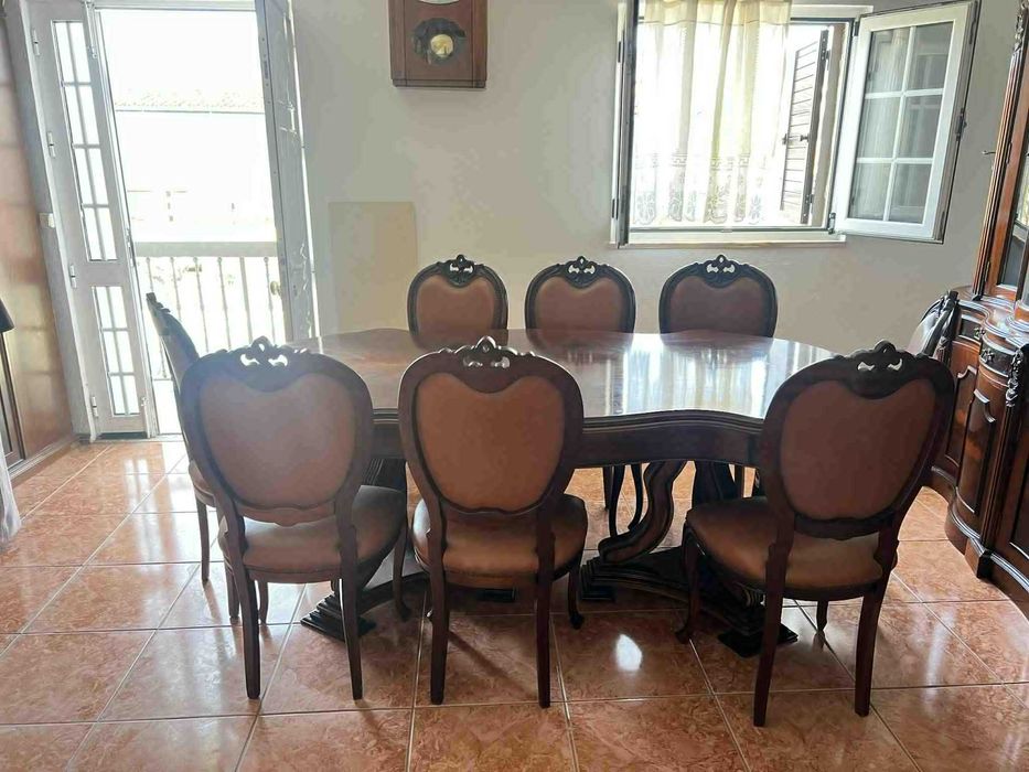 mesa de madeira com 8 cadeiras como nova