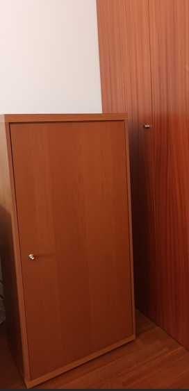 Conjunto muito útil de móveis em cerejeira