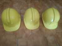 2 capacetes segurança proteção construção
