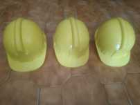 2 capacetes segurança proteção construção