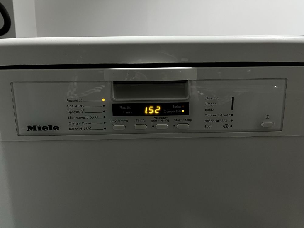 Посудомийна машина Miele