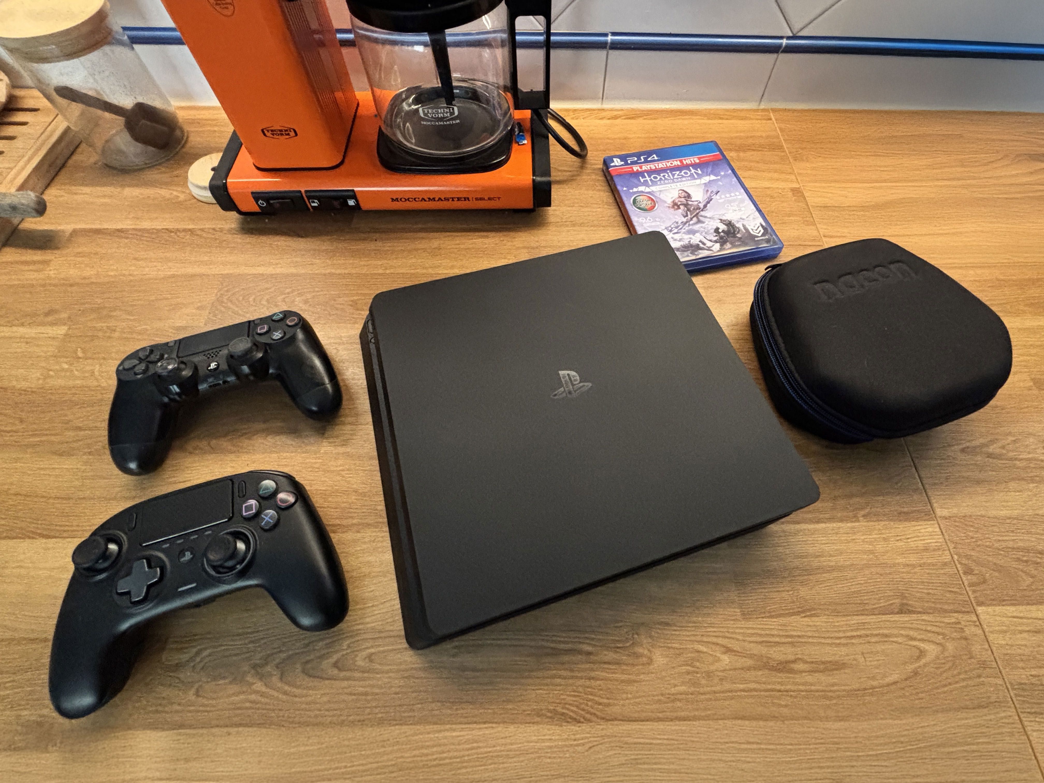 PS4 SLIM 1 TB + 1 comando extra + 1 Jogo