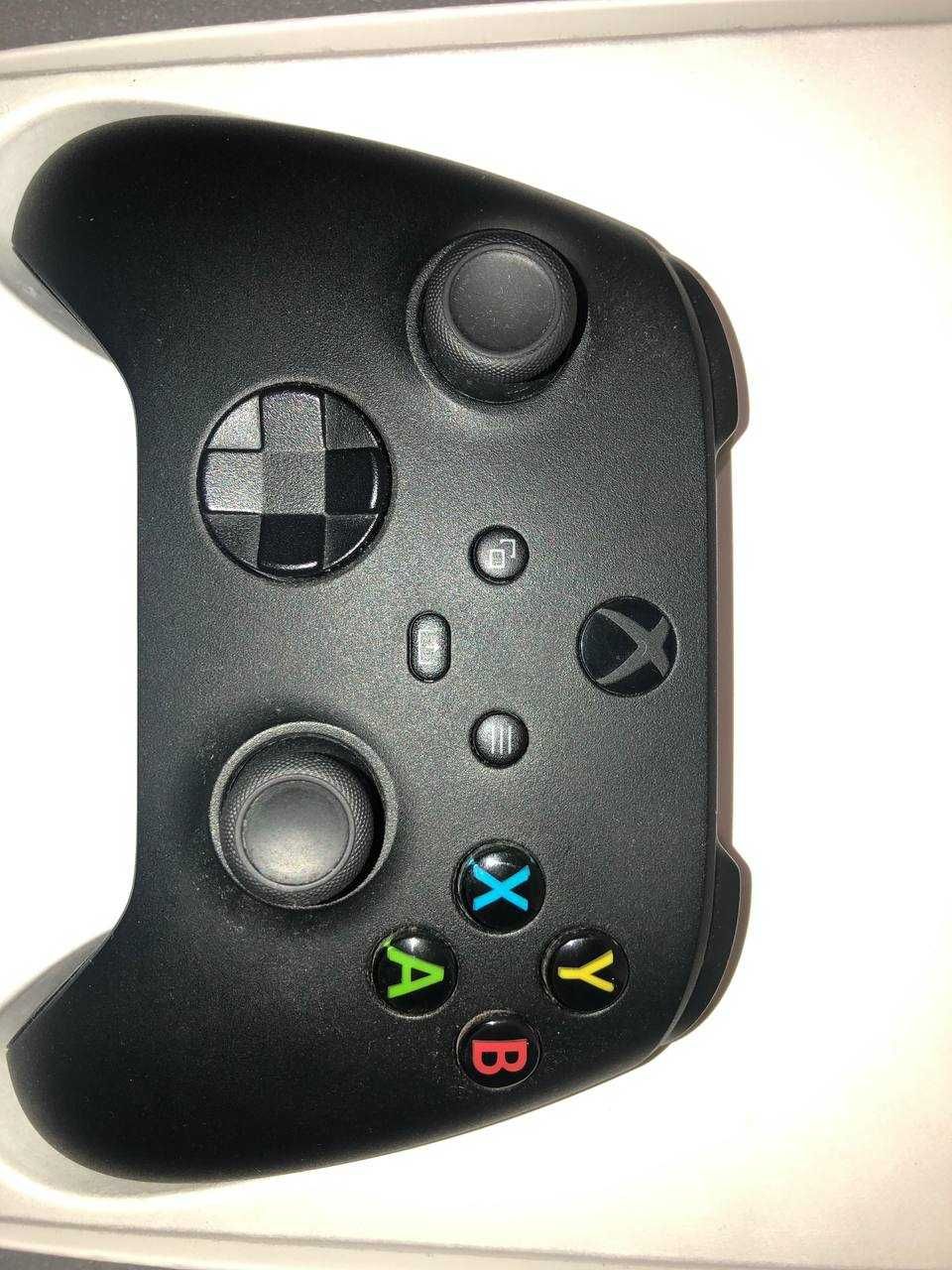 Оригінальний геймпад Xbox Series з кабелем USB-C у комплекті.