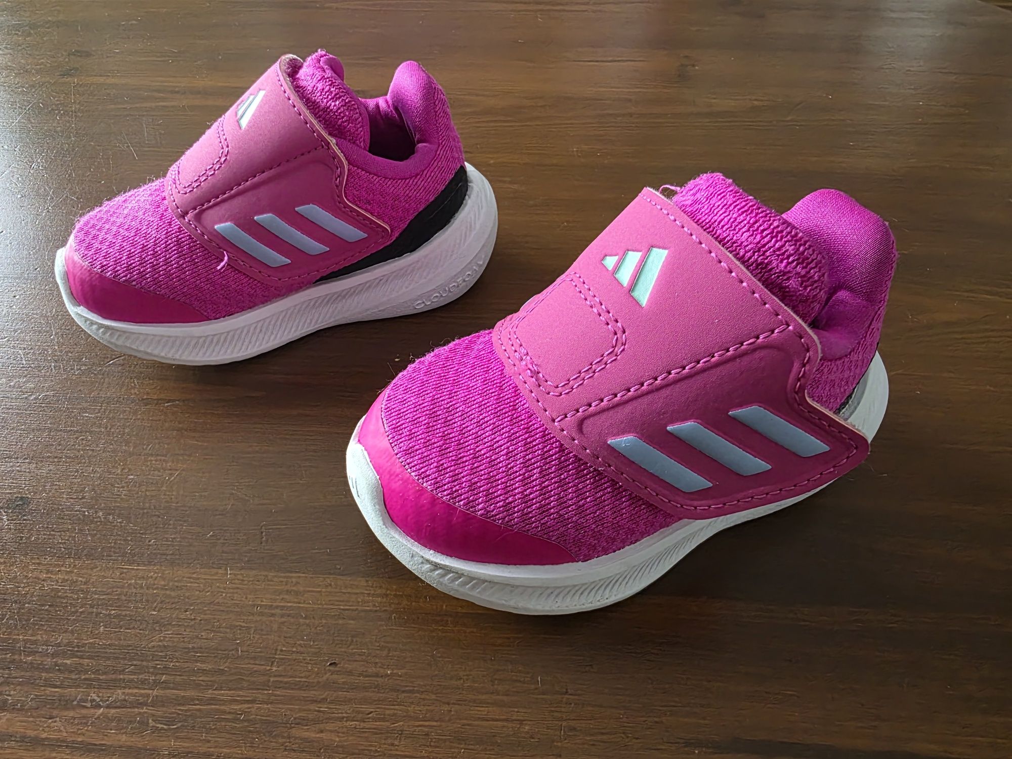Adidasy dla dziewczynki r.18 wkładką 12cm