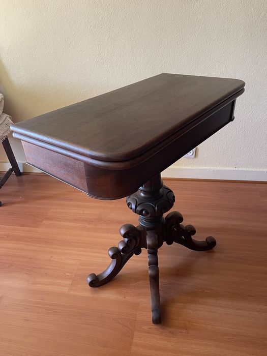 Mesa de jogo em madeira