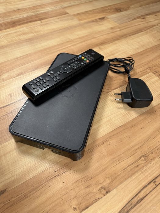 Dekoder UPC z pilotem.