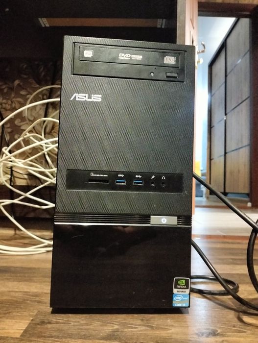 Пк для робіт за ним.