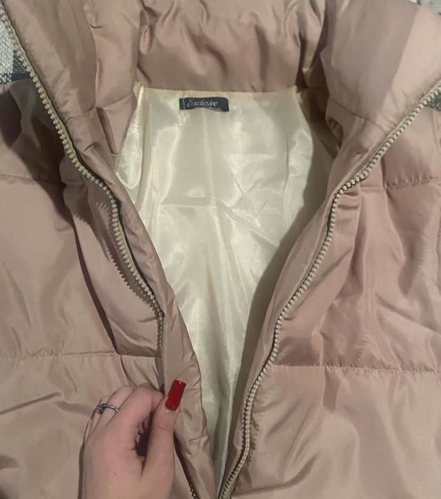 Бежева курточка укорочена з кешенями