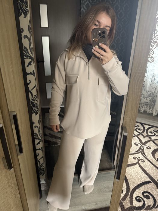 Дуже гарний брендовий костюм молочного кольору