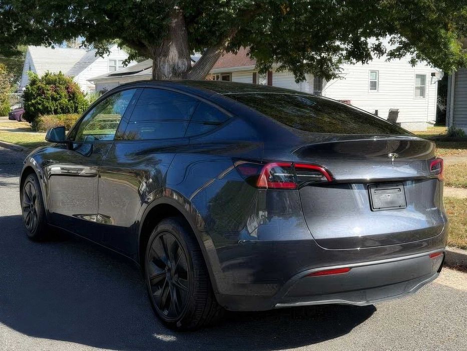 Tesla Model Y Long Range      2025