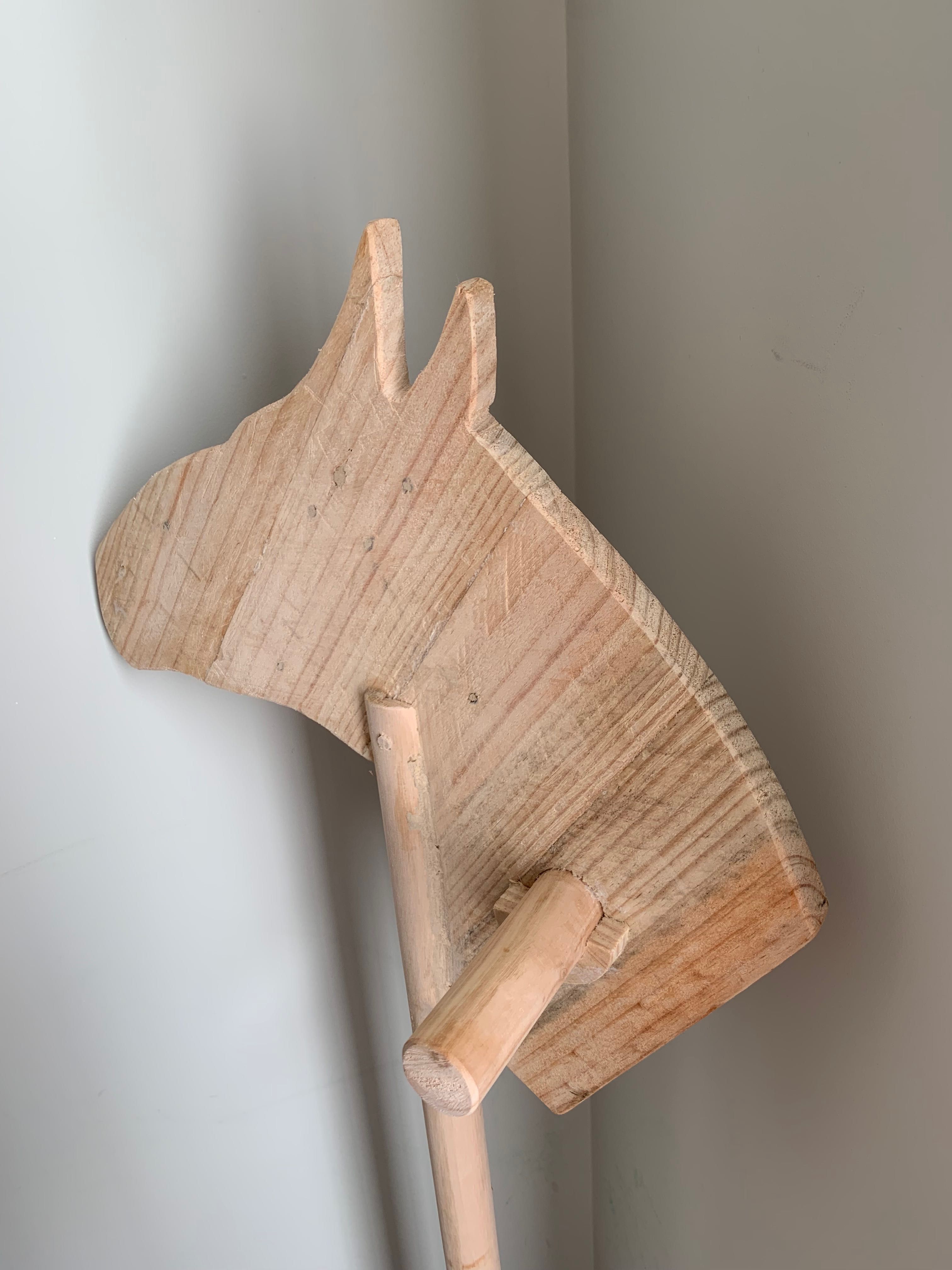 Cavalo de pau em madeira