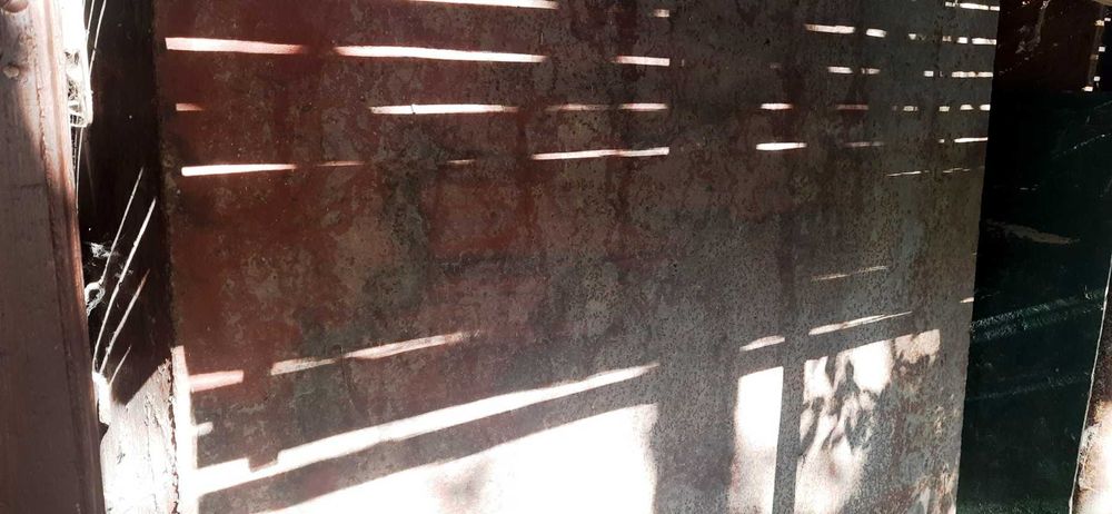 Жілізна емкість під рідину чи фікалію.