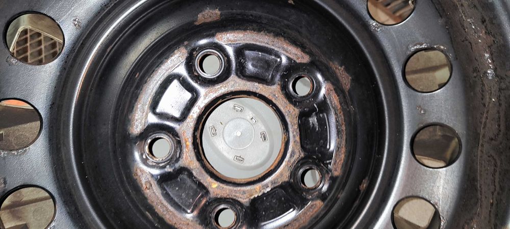 Kpl opon zimowych z felgami i kołpakami Toyota