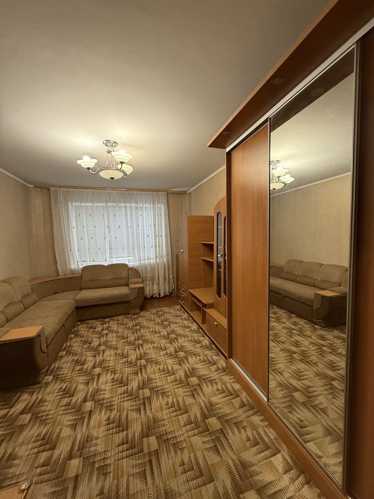 Укомплектована трикімнатна, Г. Крут
