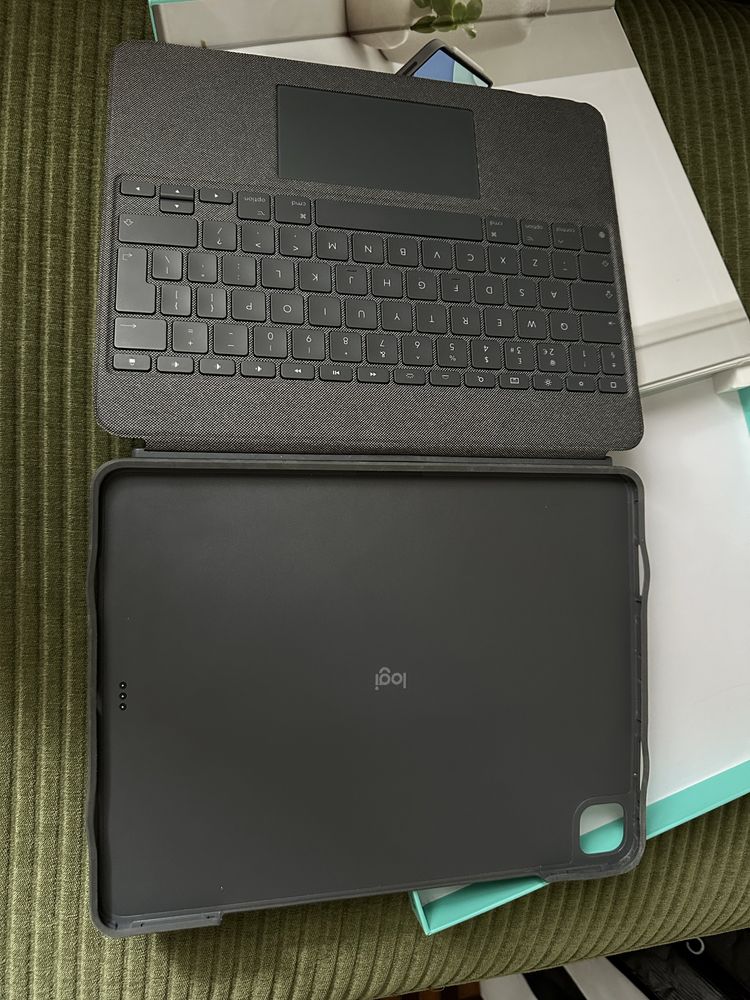 Capa com teclado para iPad Pro 12.9 Logitech Combo touch