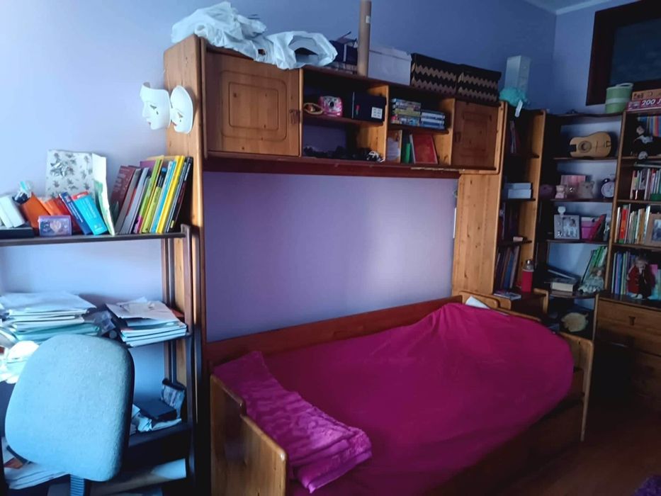 Quarto infantil, tipo estudio em pinho tratado.