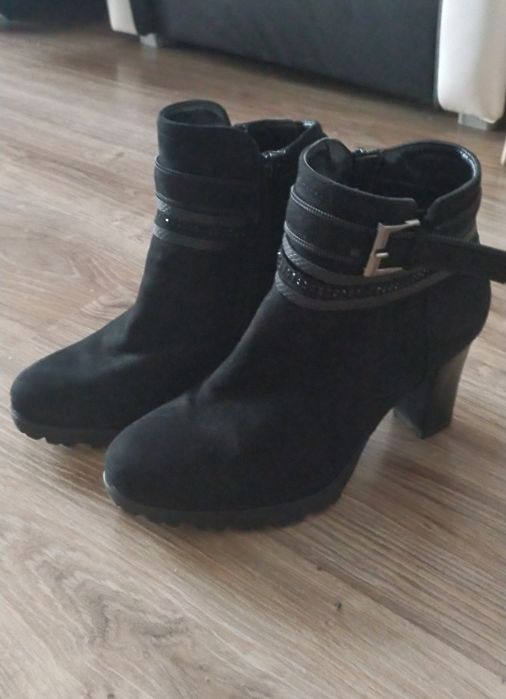 Botki czarne na obcasie 38