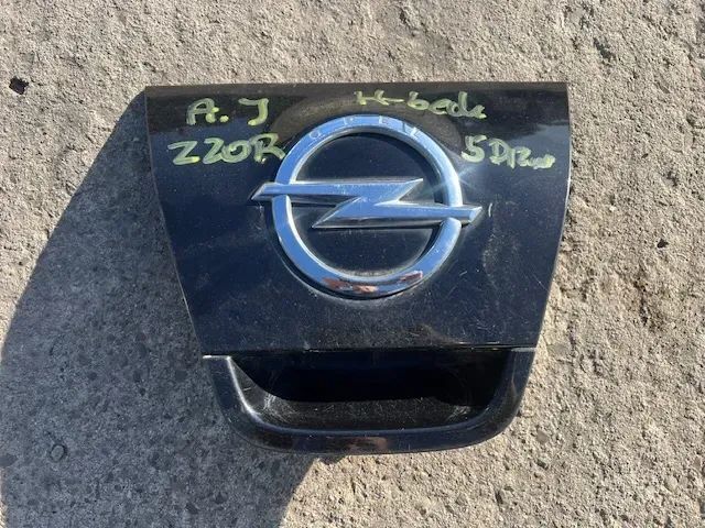 BLENDA KLAMKA KLAPY TYŁ TYLNEJ EMBLEMAT MIKRO STYK 13271374 OPEL ASTRA IV J 5D