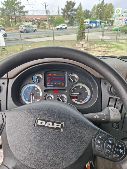 Camião DAF 75 6x2 com GRUA