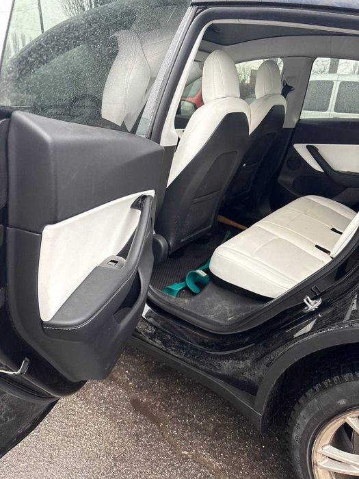 Tesla Model Y • 2021 • Dual Motor AWD • Чорна